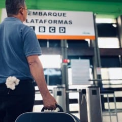 homem viajando com algodão