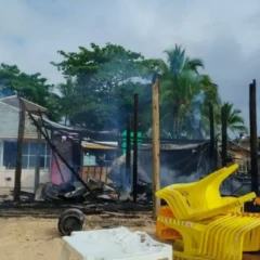 Incêndio destrói barracas de ambulantes em praia de Porto Seguro