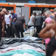 Moradores retiram cerca de 50 corpos em área de mata após operação no Rio de Janeiro