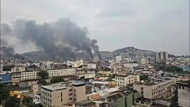 Quatro pessoas morrem em megaoperação no Rio de Janeiro; polícias tentam prender 100 integrantes de facção Quatro pessoas morrem em megaoperação no Rio de Janeiro; polícias tentam prender 100 integrantes de facção