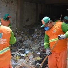 Mutirão de limpeza é realizado em imóvel de idoso com síndrome do acumulador no Conjunto Feira VI