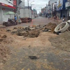 Trânsito na Rua Conselheiro Franco é interrompido para obras de reparação em buraco que surgiu na via