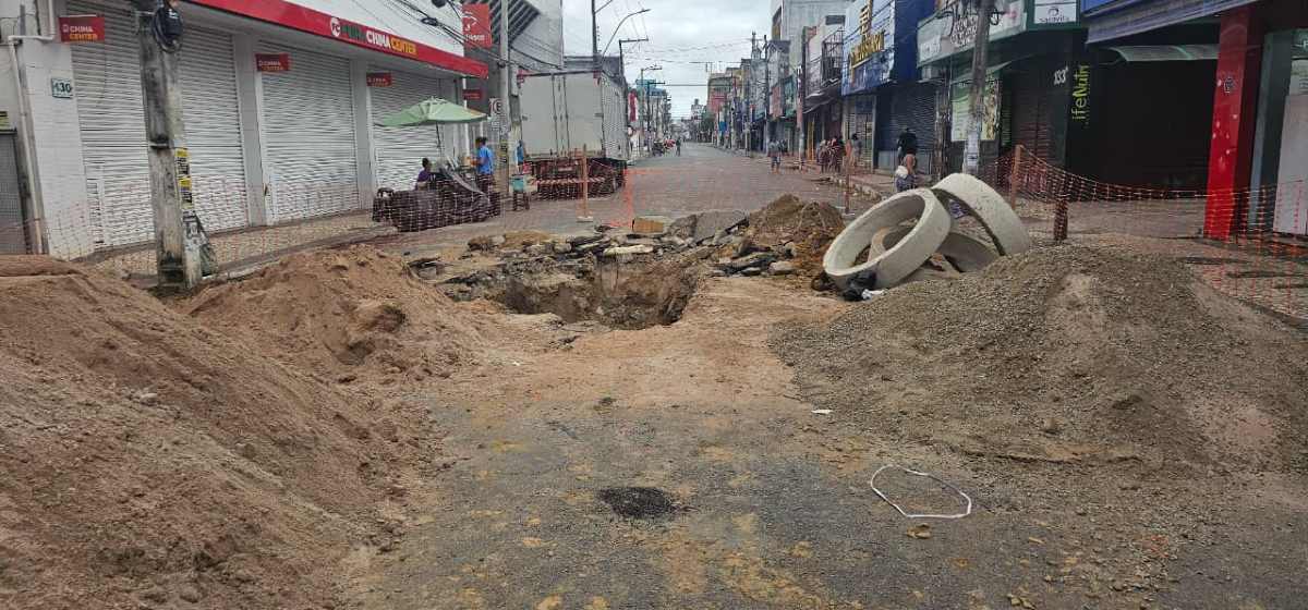 Trânsito na Rua Conselheiro Franco é interrompido para obras de reparação em buraco que surgiu na via