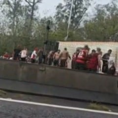 Ônibus com torcedores do Flamengo tomba na Via Dutra em Barra Mansa (RJ)