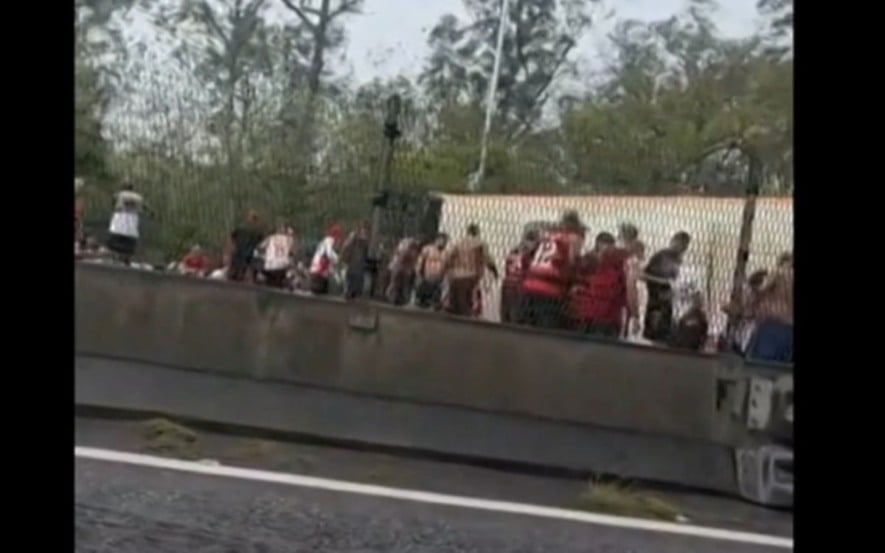 Ônibus com torcedores do Flamengo tomba na Via Dutra em Barra Mansa (RJ)