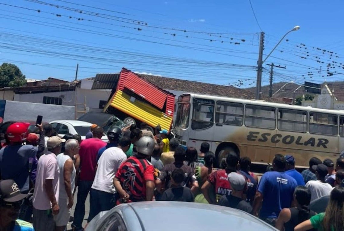 Mulher morre após ônibus escolar colidir em um trailer em Miguel Calmon