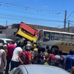 Mulher morre após ônibus escolar colidir em um trailer em Miguel Calmon