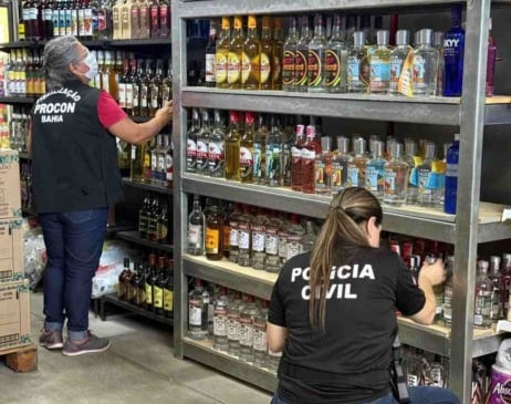 Fiscalização apreende mais de 600 garrafas de bebidas impróprias para consumo em Salvador Fiscalização apreende mais de 600 garrafas de bebidas impróprias para consumo em Salvador