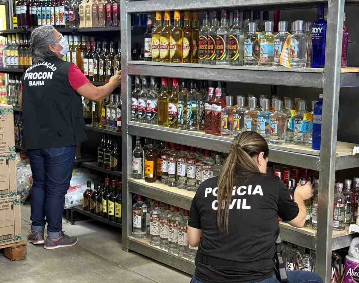 Fiscalização apreende mais de 600 garrafas de bebidas impróprias para consumo em Salvador