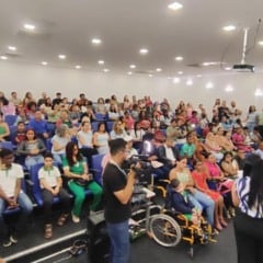 Prefeitura realiza entrega de 20 óculos com tecnologia assistiva para alunos com deficiência visual em Feira de Santana