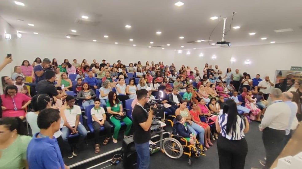 Prefeitura realiza entrega de 20 óculos com tecnologia assistiva para alunos com deficiência visual em Feira de Santana