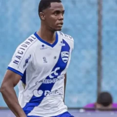 Jogador vítima de racismo leva punição maior que agressor