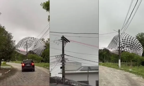 Balão cai sobre casas em Eunápolis e causa queda de energia na região