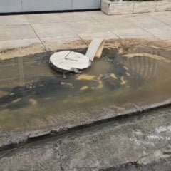“Falta de manutenção da Embasa”; morador do bairro Tomba tem casa alagada após água da chuva retornar pela rede de esgoto