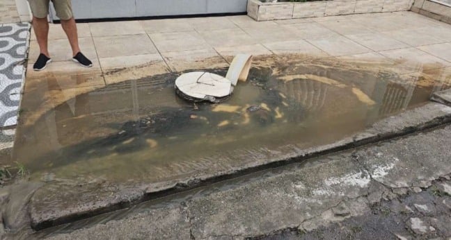 “Falta de manutenção da Embasa”; morador do bairro Tomba tem casa alagada após água da chuva retornar pela rede de esgoto “Falta de manutenção da Embasa”; morador do bairro Tomba tem casa alagada após água da chuva retornar pela rede de esgoto