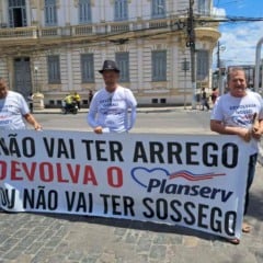 Servidores públicos realizam panfletagem em Feira de Santana para chamar atenção do atendimento oferecido pelo Planserv