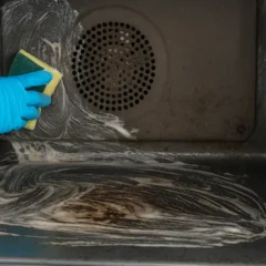 A solução que tira gordura antiga do forno sem precisar raspar