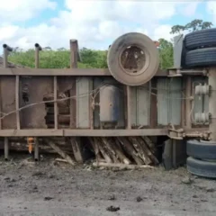 Caminhão carregado de madeira tomba na BR-324 e causa engarrafamento de 6 km