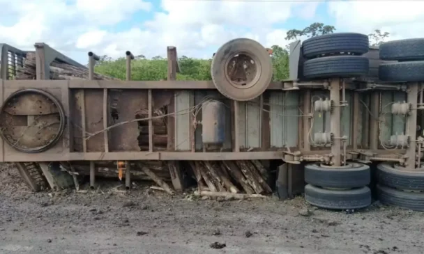 Caminhão carregado de madeira tomba na BR-324 e causa engarrafamento de 6 km