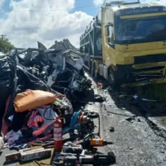 Ultrapassagem causa colisão entre carreta e caminhonete; Uma pessoa morreu na hora e outra está me estado grave
