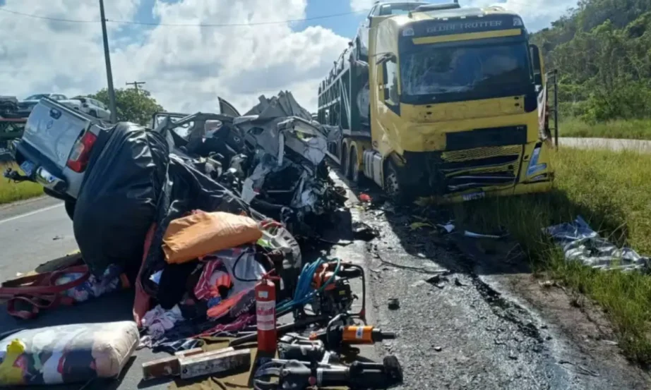 Ultrapassagem causa colisão entre carreta e caminhonete; Uma pessoa morreu na hora e outra está me estado grave