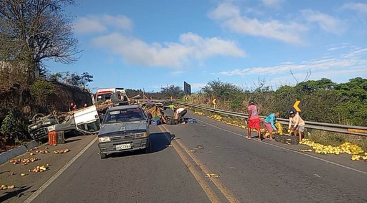Caminhão carregado de frutas tomba na BR-420 e homem pula do veículo em movimento