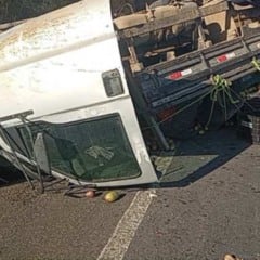 Caminhão carregado de frutas tomba na BR-420 e homem pula do veículo em movimento