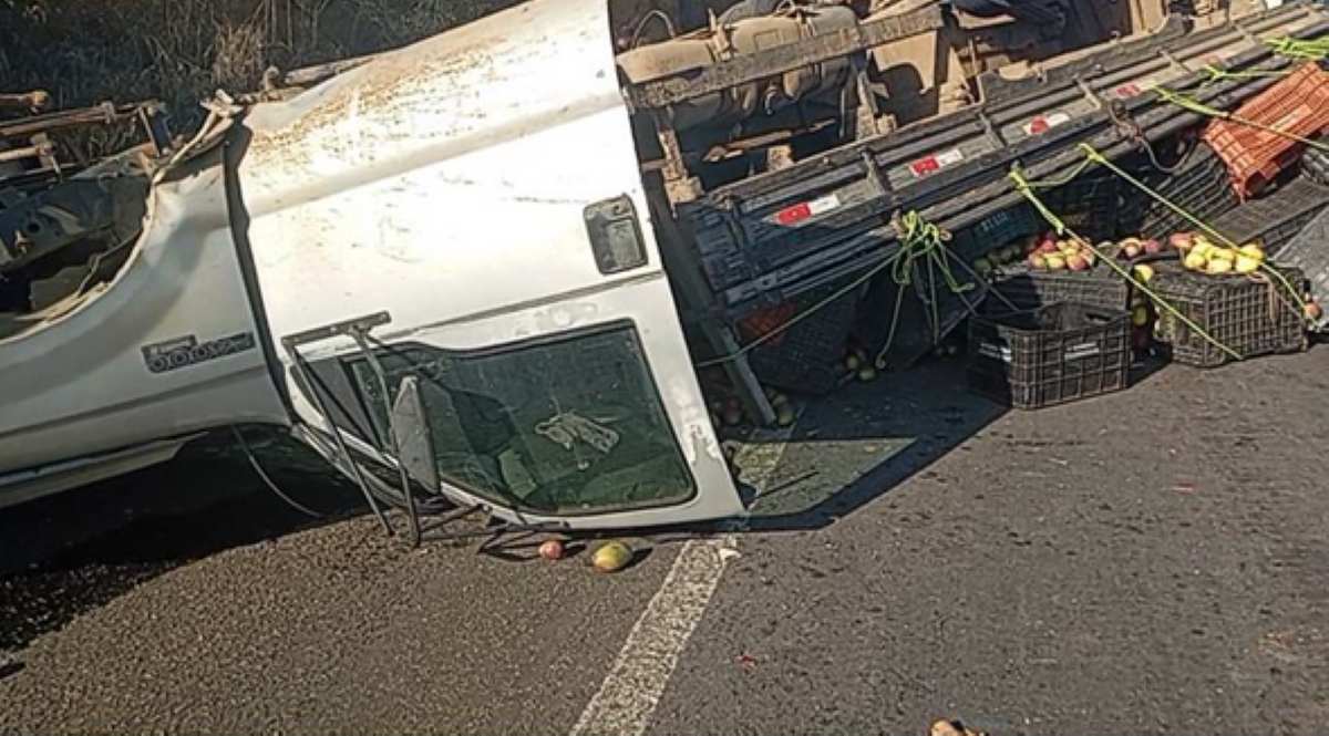 Caminhão carregado de frutas tomba na BR-420 e homem pula do veículo em movimento