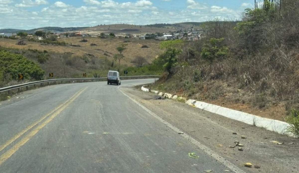 Caminhão carregado de frutas tomba na BR-420 e homem pula do veículo em movimento