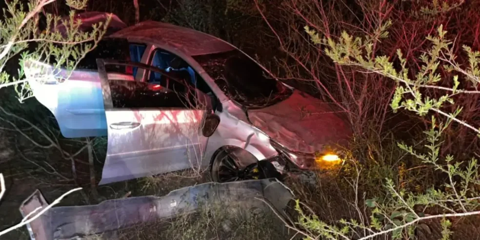 Capotamento na BA-411 deixa dois homens feridos em Conceição do Coité