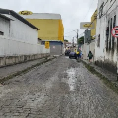 Após fortes chuvas, lama toma conta de ruas no bairro Cidade Nova; moradores cobram limpeza e esgotamento sanitário na região