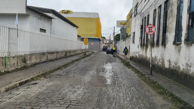 Após fortes chuvas, lama toma conta de ruas no bairro Cidade Nova; moradores cobram limpeza e esgotamento sanitário na região