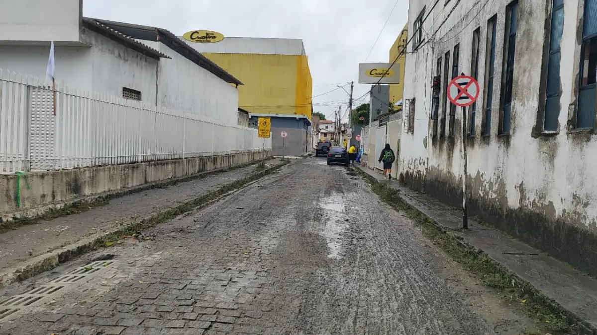 Após fortes chuvas, lama toma conta de ruas no bairro Cidade Nova; moradores cobram limpeza e esgotamento sanitário na região