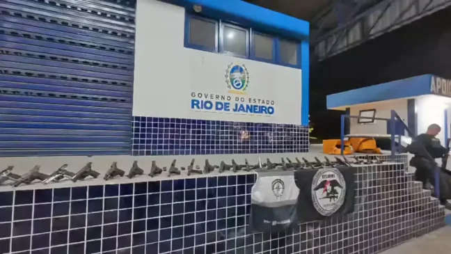 Mulher é presa com 30 pistolas no Rio de Janeiro; armamento iria para o Complexo do Alemão