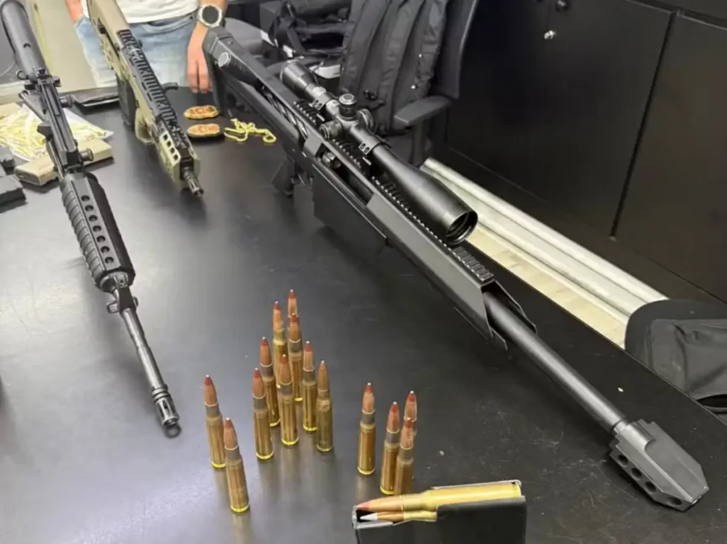 Quadrilha de roubos a residências é flagrada com arsenal de guerra na zona sul de São Paulo Quadrilha de roubos a residências é flagrada com arsenal de guerra na zona sul de São Paulo