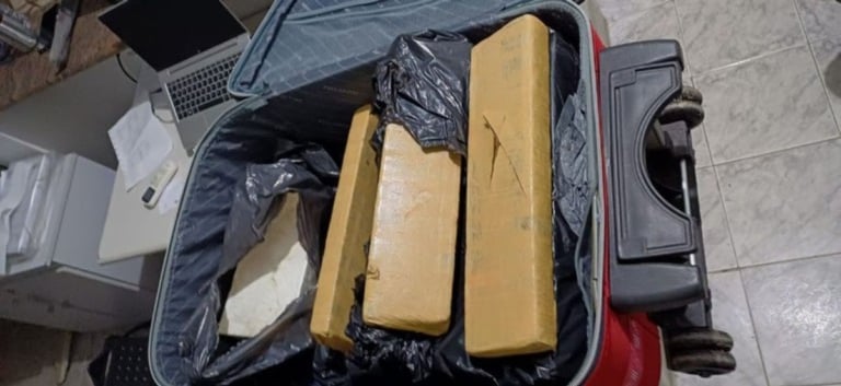 Abordagem a ônibus na BR-116 resulta na apreensão de mais de 34 Kg de drogas pela PRF