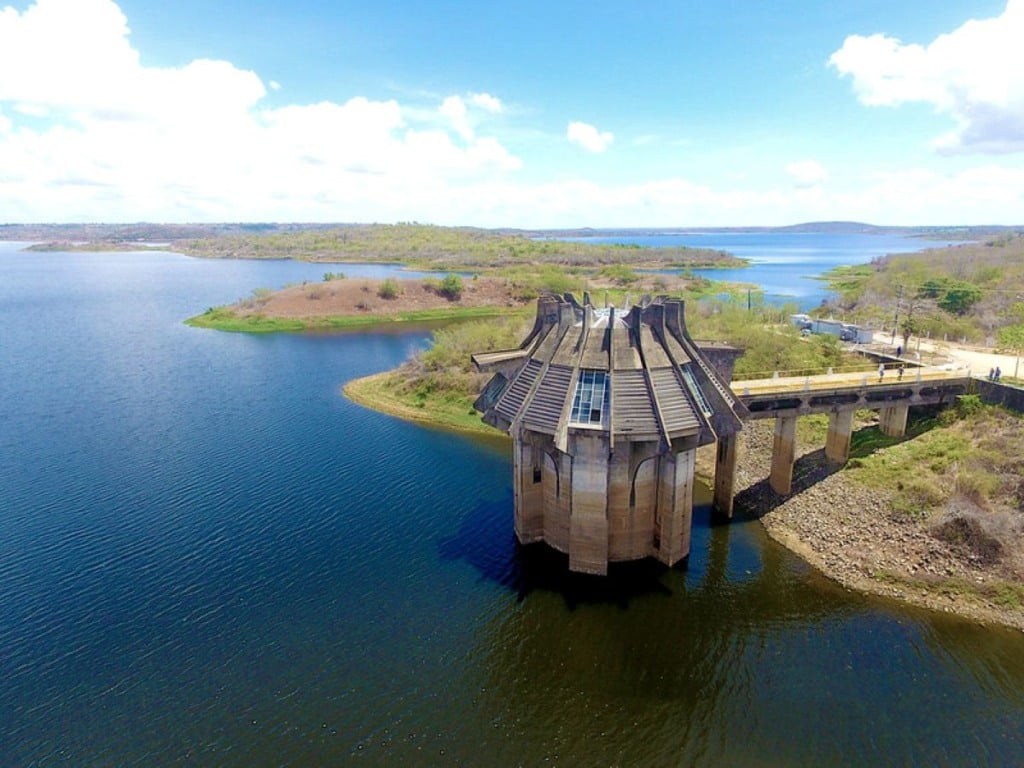 Captação no Rio Paraguaçu, no município de Conceição da Feira BA. Captação no Rio Paraguaçu, no município de Conceição da Feira BA.