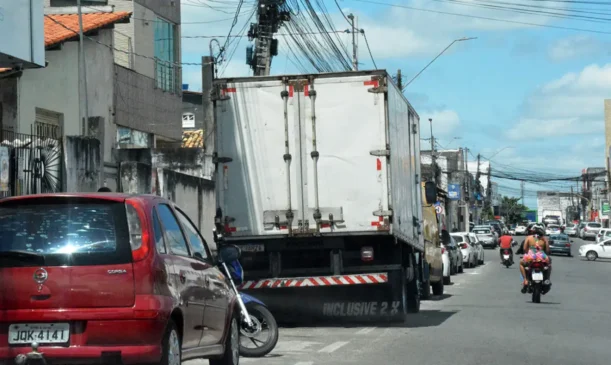 circulação de veículos de carga, de tratores e de tração animal