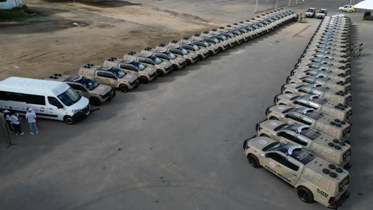 Em SAJ, governador entrega novo colégio, 57 viaturas policiais e autoriza ampliação de hospital