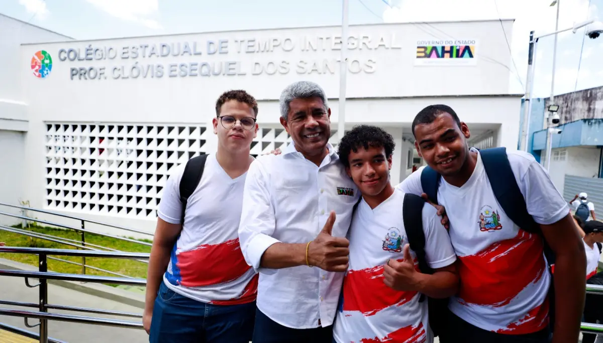 Em SAJ, governador entrega novo colégio, 57 viaturas policiais e autoriza ampliação de hospital