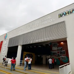 Em SAJ, governador entrega novo colégio, 57 viaturas policiais e autoriza ampliação de hospital