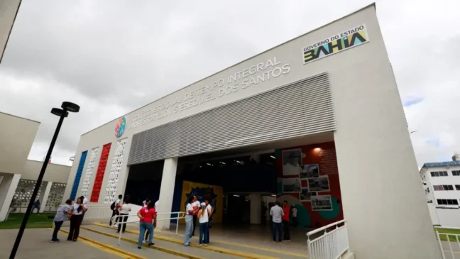 Em SAJ, governador entrega novo colégio, 57 viaturas policiais e autoriza ampliação de hospital