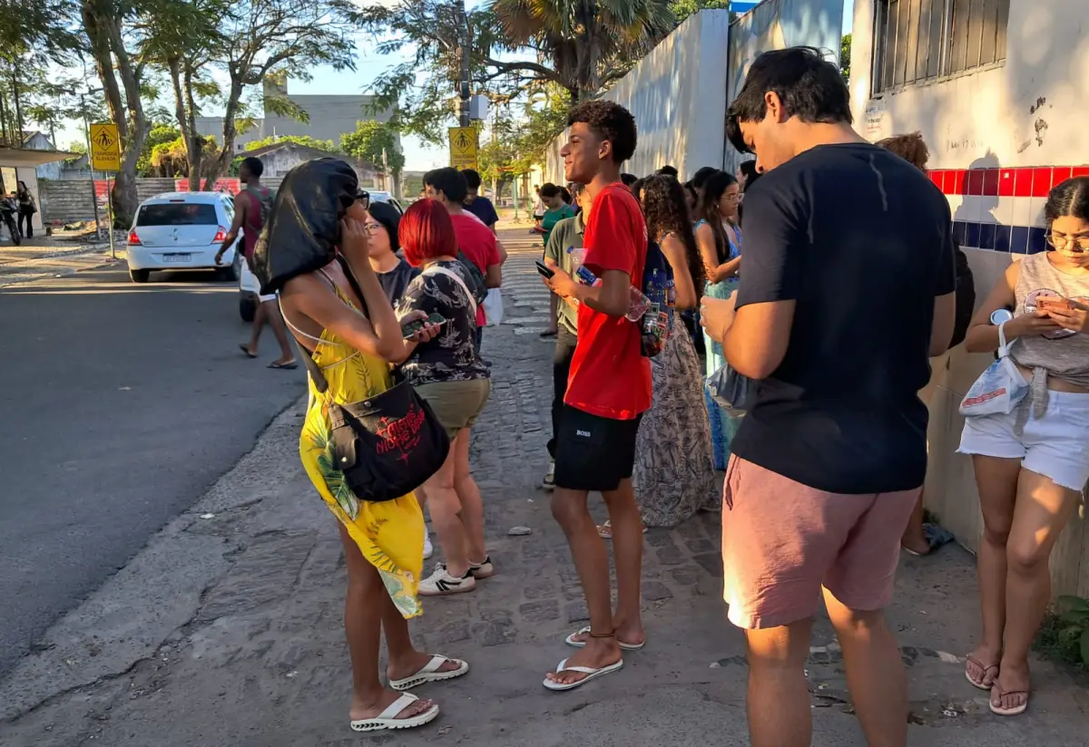 Candidatos avaliam desempenho no segundo dia do Enem em Feira de Santana Candidatos avaliam desempenho no segundo dia do Enem em Feira de Santana