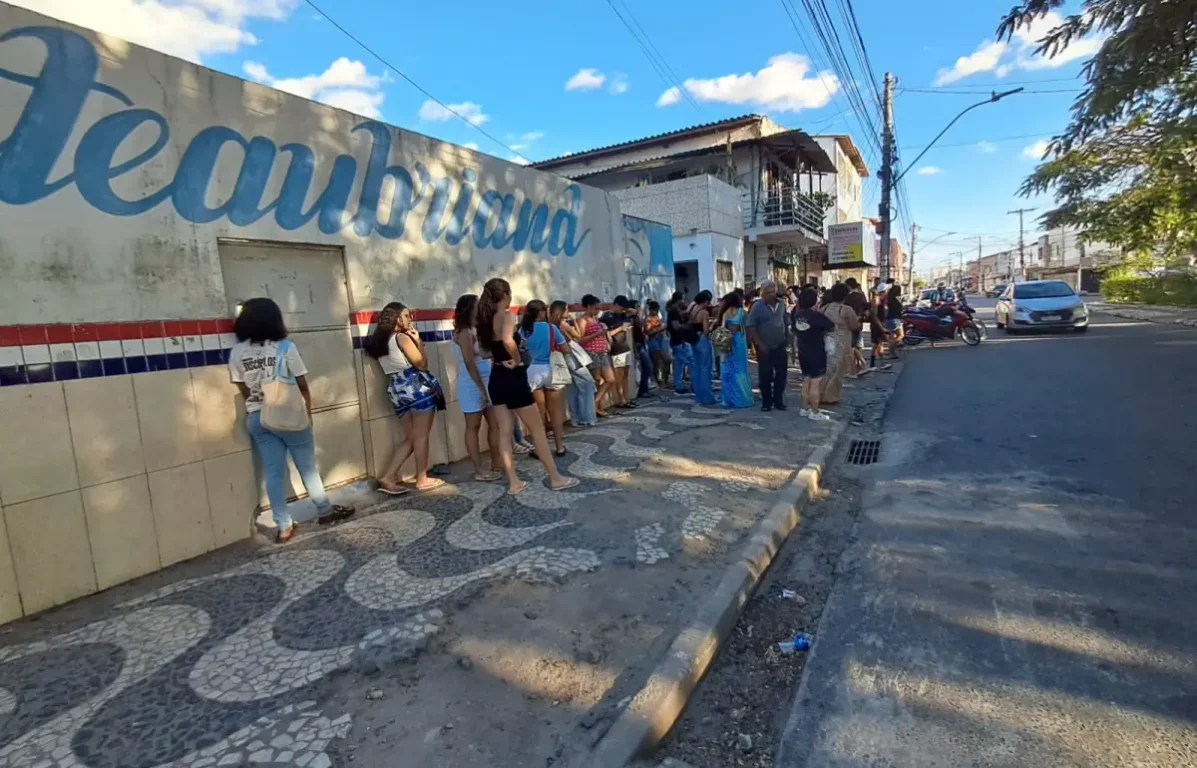 Candidatos avaliam desempenho no segundo dia do Enem em Feira de Santana Candidatos avaliam desempenho no segundo dia do Enem em Feira de Santana