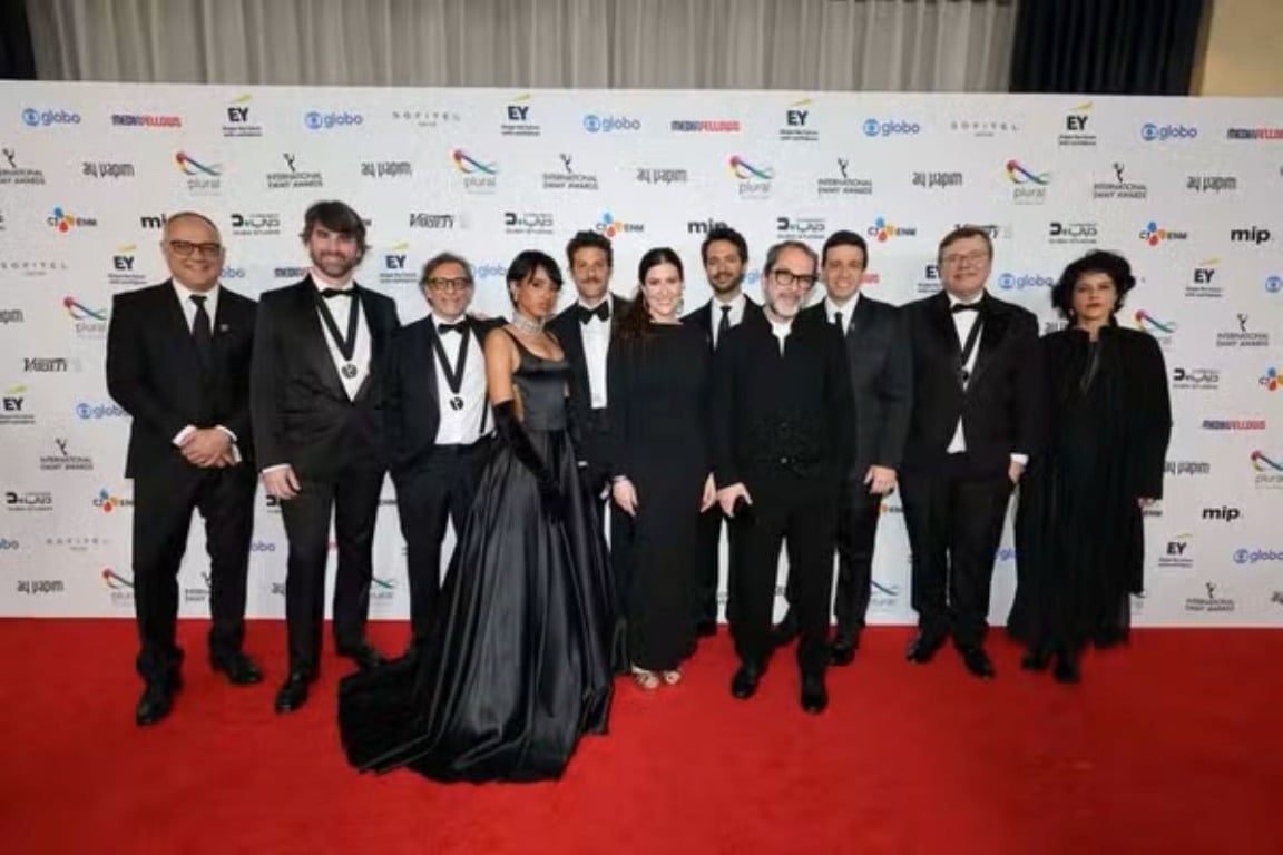 Equipe e elenco de 'Mania de Você' no Emmy Internacional 2025
