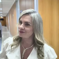 Presidente da Alba é internada com quadro de colite e segue em observação na UTI