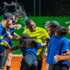 Documentário apresenta dois jovens boleiros que descobriram um novo caminho por meio do tênis