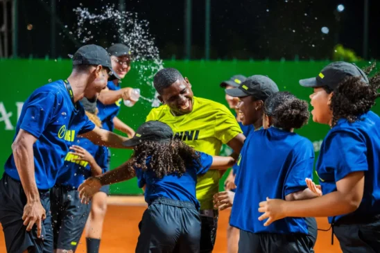 Documentário apresenta dois jovens boleiros que descobriram um novo caminho por meio do tênis