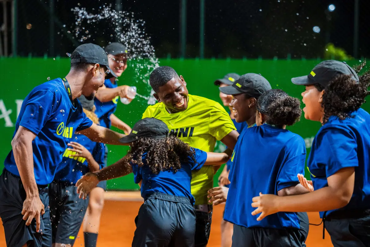 Documentário apresenta dois jovens boleiros que descobriram um novo caminho por meio do tênis