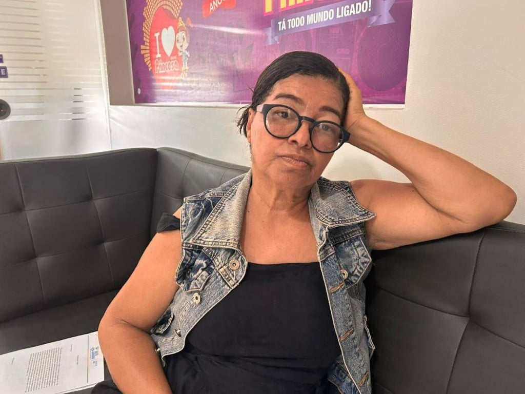 Mãe luta para garantir cuidados de filha com deficiência após corte de benefício do INSS Mãe luta para garantir cuidados de filha com deficiência após corte de benefício do INSS